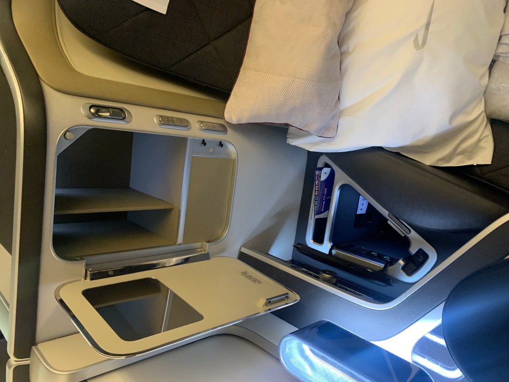 Neil Scrivener reviews British Airways First / First Class Cabin on their Boeing 777-300ER from LAX to LHR