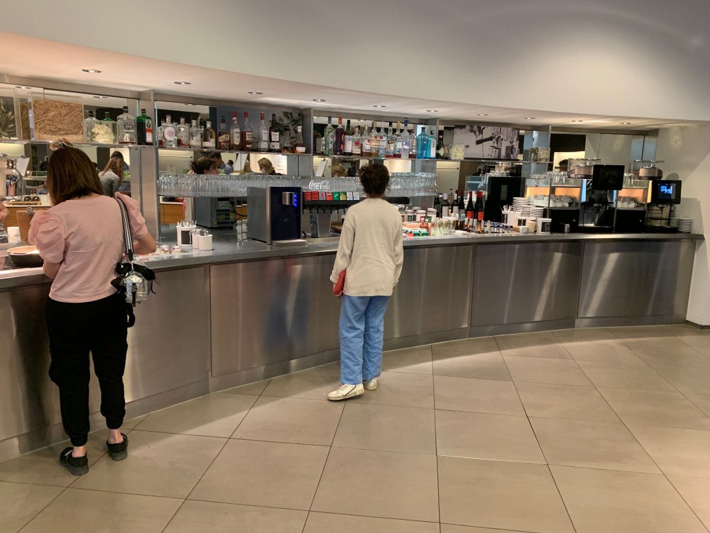 Neil Scrivener reviews the Lufthansa Business Lounge at Terminal 2, K-Gates in Munich Airport - Flughafen München