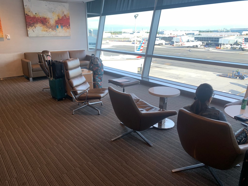 Neil Scrivener reviews The Greenwich Lounge in JFK's Terminal 8 (New York), available to those traveling Business Class. 