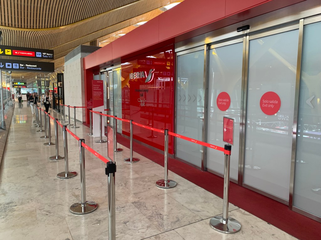 Neil Scrivener reviews the Iberia Dali VIP Lounge in Madrid's Terminal 4. Offering access for OneWorld members as well as those flying on Iberia. 