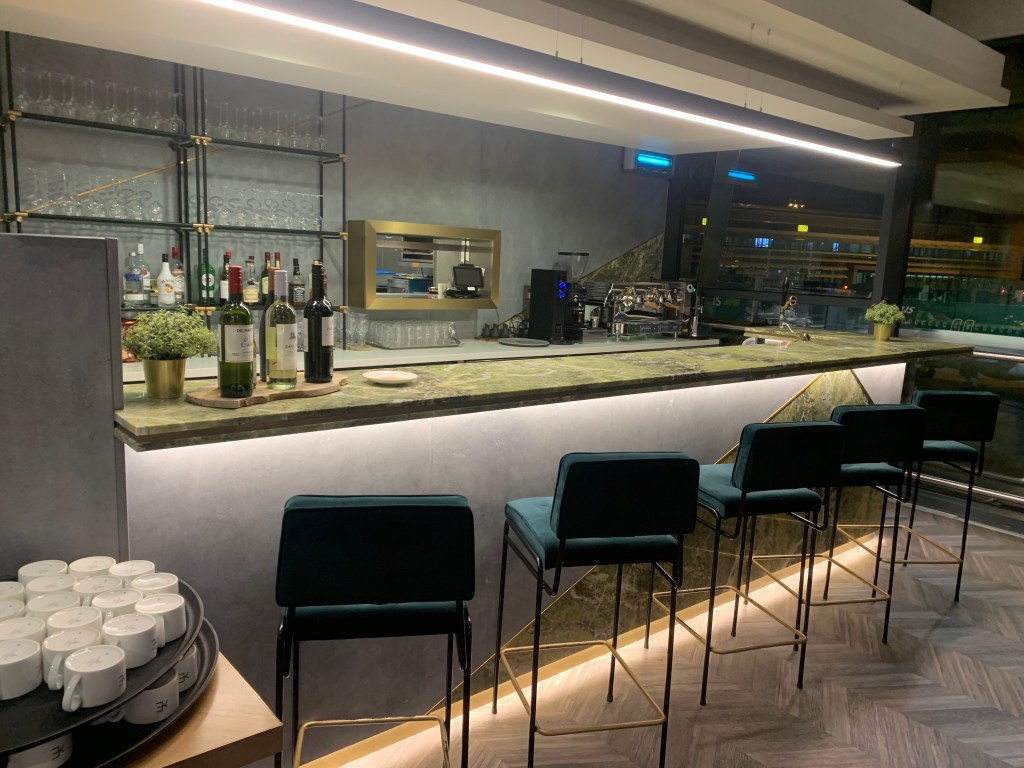 Neil Scrivener reviews the East Lounge at Dublin's Airport, used by Qatar Airways, Emirates and Etihad. 