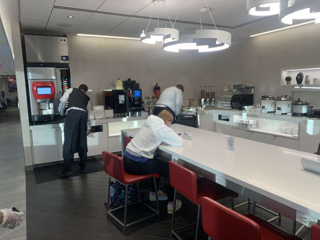 Neil Scrivener reviews the American Airlines Admirals Club in Charlotte's Douglas International Airport (CLT), in Concourse B.