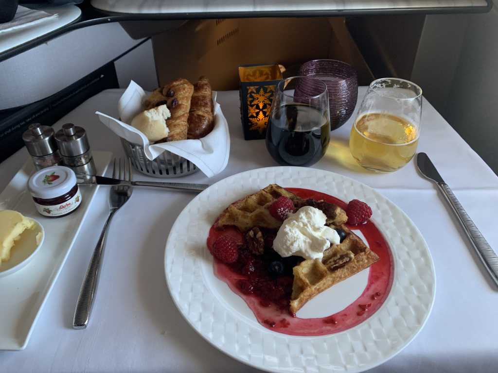 Neil Scrivener reviews Qatar Airways QR6 on a flight from London Heathrow to Doha (LHR to DOH) in Q Suite, on the Boeing 777-300.