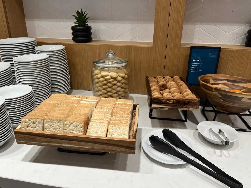 Neil Scrivener reviews the Aspire Club airport lounge in Gatwick's South Terminal. Available to Priority Pass and American Express Platinum Card holders. 