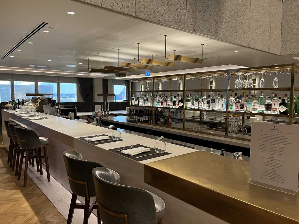 Neil Scrivener reviews the Qantas Lounge Heathrow's Terminal 3, available to Business Class and First Class passengers - and OneWorld Emerald/Sapphire members.
