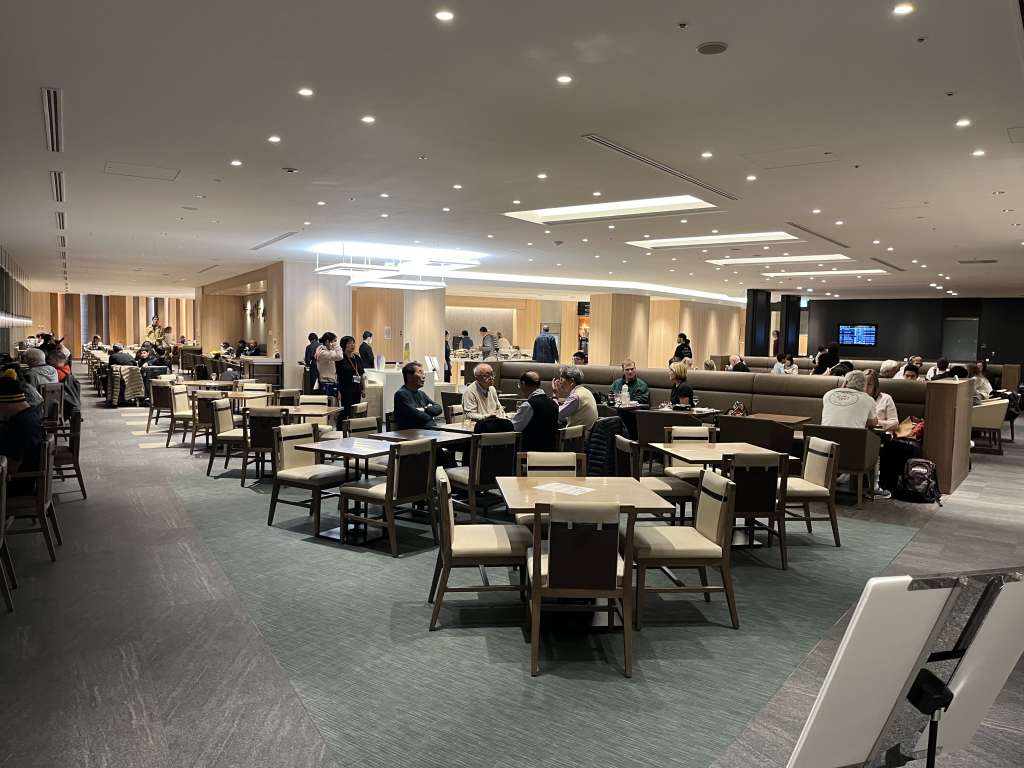 Neil Scrivener reviews the JAL Sakura Lounge (Business Class) in Terminal 3 of Tokyo's Haneda Airport, also available to OneWorld members. 
