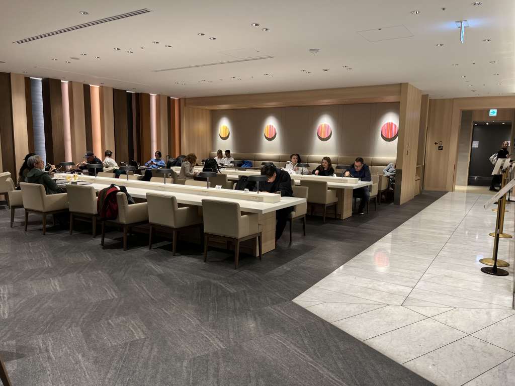 Neil Scrivener reviews the JAL Sakura Lounge (Business Class) in Terminal 3 of Tokyo's Haneda Airport, also available to OneWorld members. 