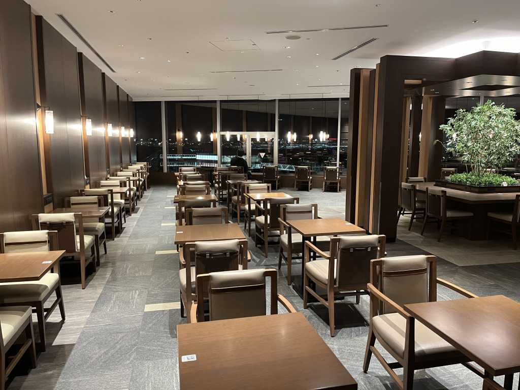 Neil Scrivener reviews the JAL Sakura Sky View Lounge (Business Class) in Terminal 3 of Tokyo's Haneda Airport, also available to OneWorld members. 
