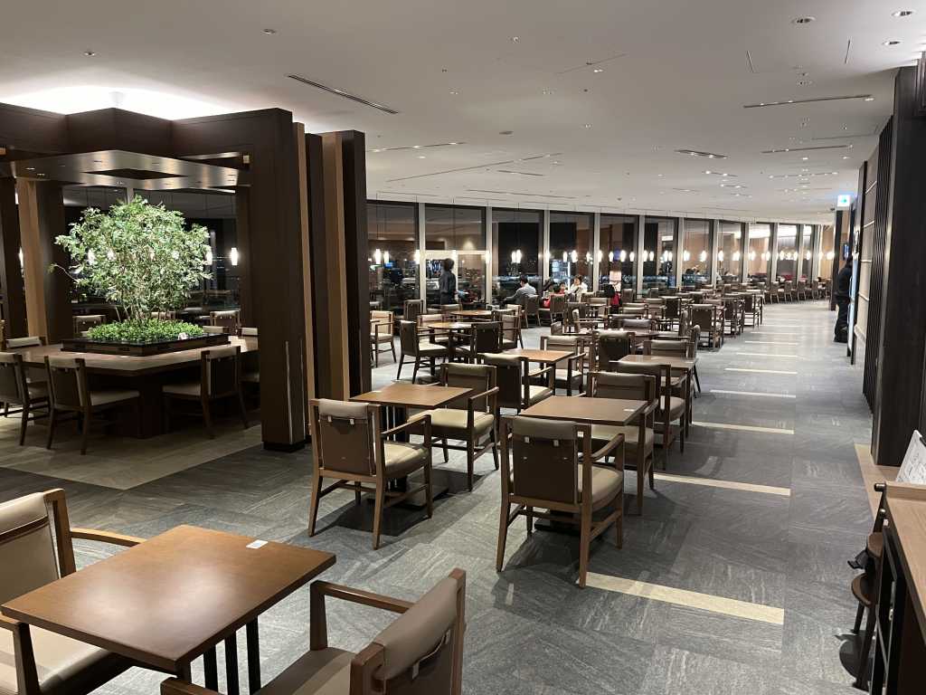Neil Scrivener reviews the JAL Sakura Sky View Lounge (Business Class) in Terminal 3 of Tokyo's Haneda Airport, also available to OneWorld members. 