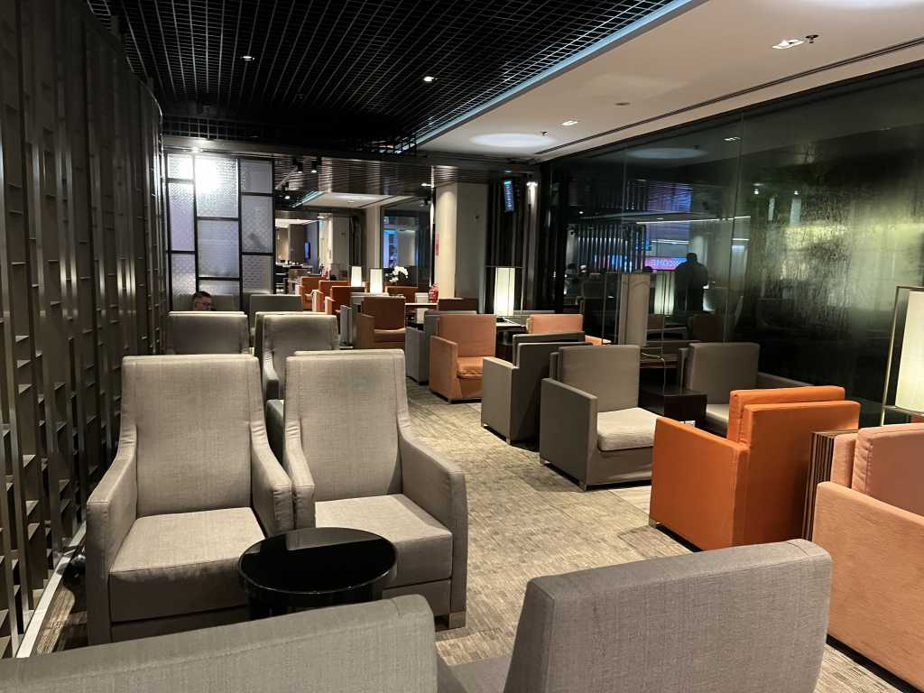 Neil Scrivener reviews the Marhaba Lounge in Terminal 1 of Singapore's Changi Airport. Available to Priority Pass and Dragon Pass members.
