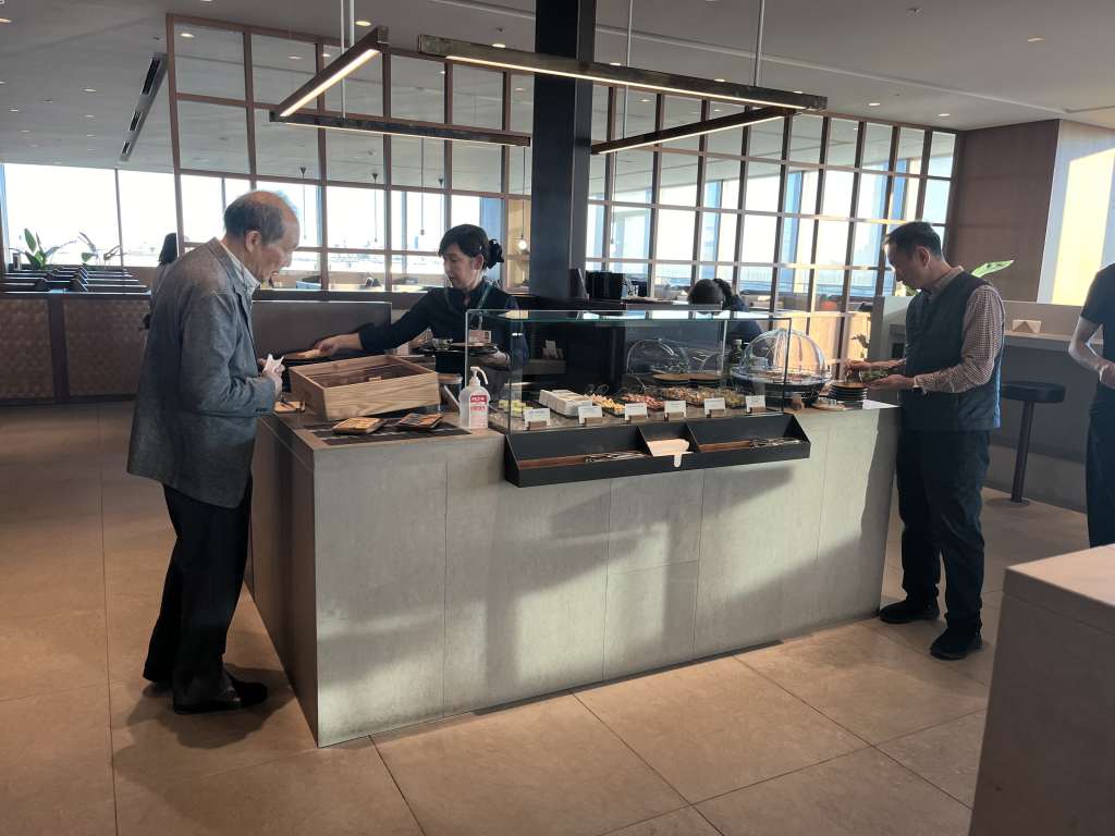Neil Scrivener reviews the Cathay Pacific Lounge in Terminal 3 of Tokyo's Haneda Airport, available to OneWorld members. 