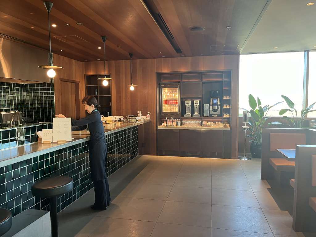 Neil Scrivener reviews the Cathay Pacific Lounge in Terminal 3 of Tokyo's Haneda Airport, available to OneWorld members. 
