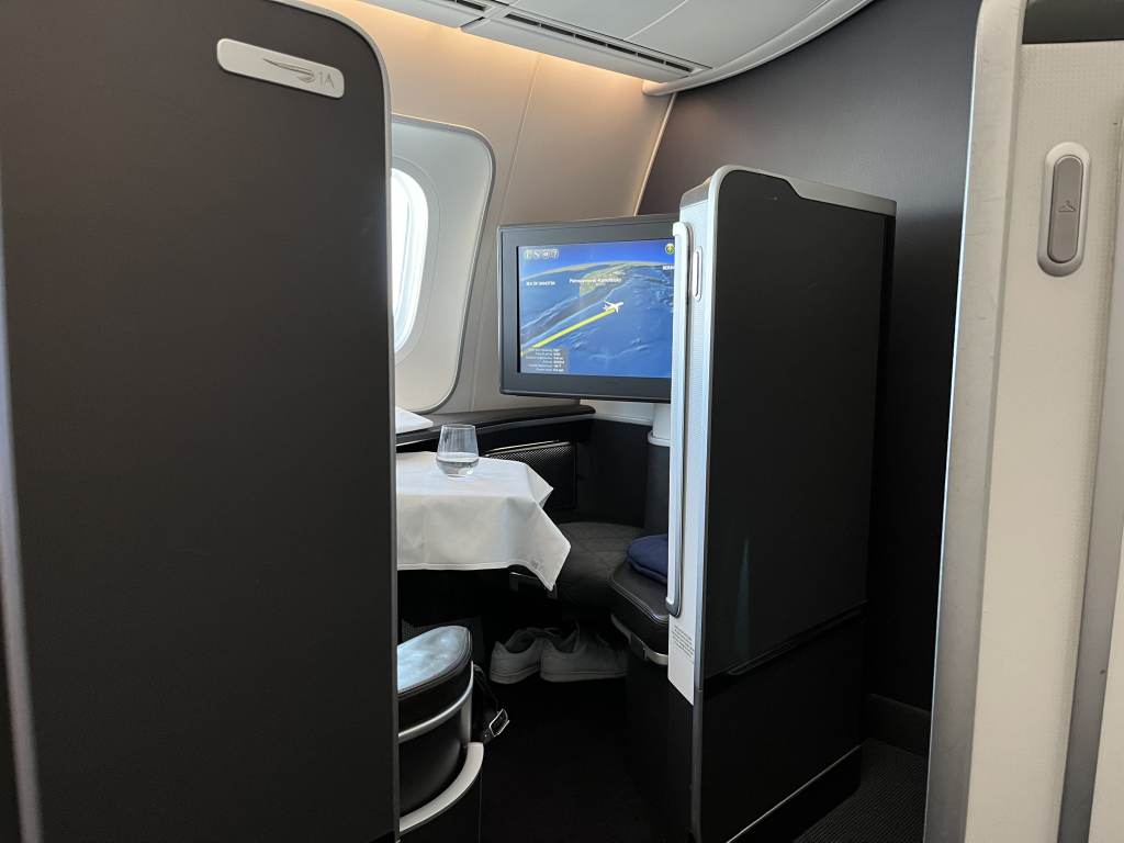 Neil Scrivener reviews flight BA8 from HND (Tokyo) to LHR (London Heathrow) in First, on the Boeing 787-9. 